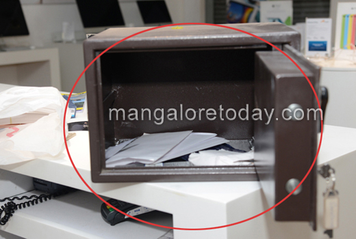 Mangaluru: Robbery at Apple showroom; items worth Rs. 20 lac looted 1